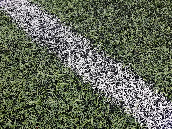 Biała Linia Zielonej Trawie Stadionu Sportowego Sztuczna Nawierzchnia Sportowa Zielona — Zdjęcie stockowe