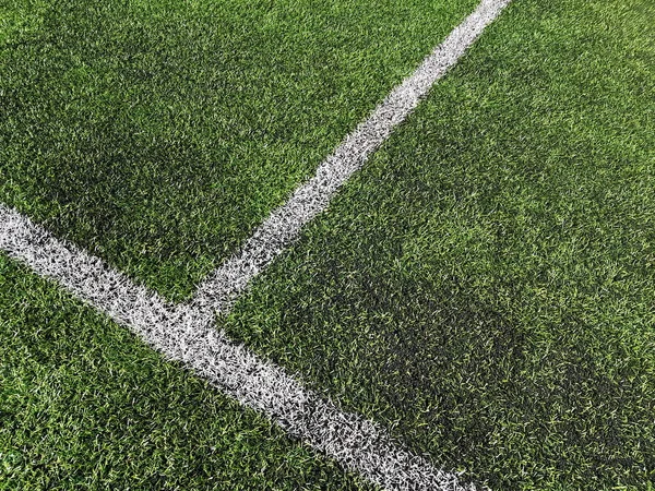 Weiße Linie Auf Dem Grünen Rasen Des Sportstadions Künstliche Sportfläche — Stockfoto