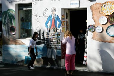 Orgosolo, Sardinya - 22 Temmuz 2008: Orgosolo 'nun Duvar resimleri. Orgosolo 'da, Barbagia' nın tarihi bölgesinde bir kasaba, yaklaşık 150 duvar resmi sokaklarını dekore ediyor. Orgosolo grafiti.