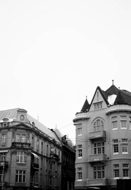 Siyah ve beyaz cepheler mimari eski evlerin Lviv, Ukrayna'nın şehir merkezinde. Yoksul kış gökyüzü arka planda. Siyah ve beyaz