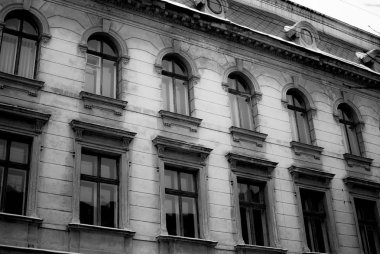 Siyah windows ile kasvetli karanlık evde. Oldfashioned binayı terk etti. Siyah ve beyaz. Lviv, Ukrayna.