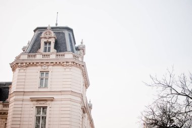 Lviv, Ukrayna eski enfes evde krem duvarları.