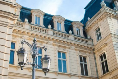 Lviv, Ukrayna eski enfes evde soluk krem duvarları.