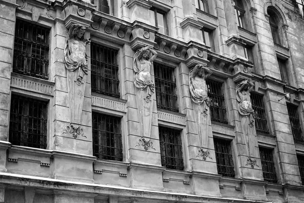 Oscura Casa Sombría Con Ventanas Negras Edificio Abandonado Pasado Moda — Foto de Stock