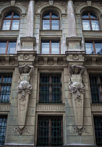 Obwieszczenie Opuszczony Budynek Windows Odzwierciedlając Niebieski Zimowe Niebo Starożytne Rzeźby — Zdjęcie stockowe