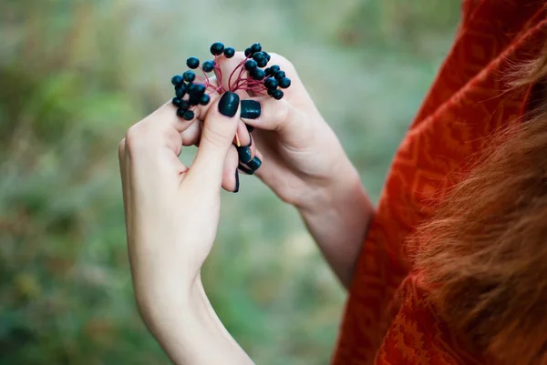 Redhead Dziewczyna Trzymając Dłoniach Blady Jeżyny — Zdjęcie stockowe