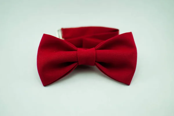 Una Elegante Bien Diseñada Pajarita Roja Sobre Fondo Blanco Aislado —  Fotos de Stock