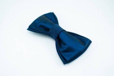 İyi tasarlanmış şık koyu mavi papyon yumuşak kumaştan yapılmış