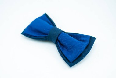 İyi tasarlanmış şık koyu mavi papyon yumuşak kumaştan yapılmış