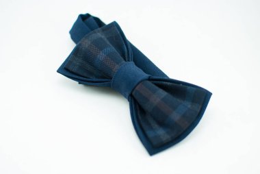 İyi tasarlanmış şık koyu mavi papyon yumuşak kumaştan yapılmış