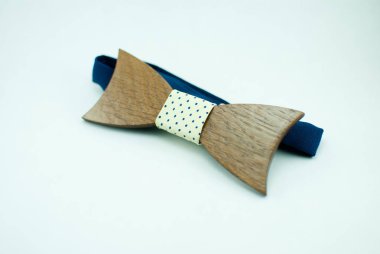 Mavi-beyaz yumuşak kumaş şerit ile şık ahşap Papyon. İzole