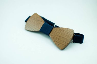 Mavi yumuşak kumaş şerit ile şık ahşap Papyon. İzole