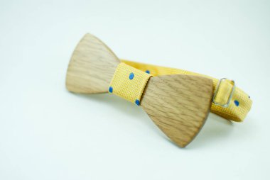 Mavi yumuşak kumaş şerit ile şık ahşap Papyon. İzole