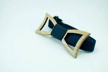 Mavi yumuşak kumaş şerit ile şık ahşap Papyon. İzole