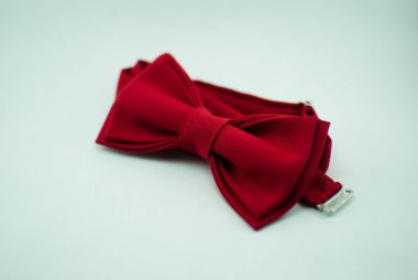 Bir şık ve iyi tasarlanmış kırmızı papyon beyaz bir arka plan üzerinde; izole