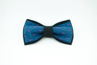 İyi tasarlanmış şık koyu mavi papyon yumuşak bez ve bir desen üzerine yapılmış