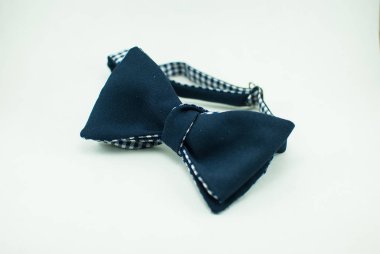 Şık ve iyi tasarlanmış mavi papyon beyaz arka plan üzerinde