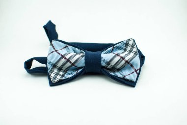 Şık ve iyi tasarlanmış mavi papyon beyaz arka plan üzerinde