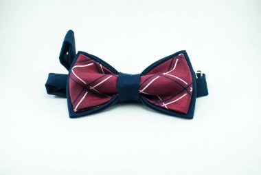 Şık ve iyi tasarlanmış mavi-kırmızı papyon beyaz arka plan üzerinde