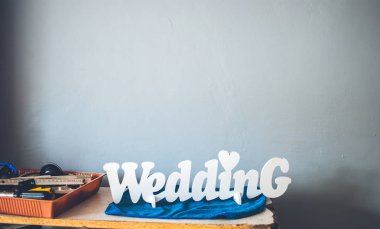 Beyaz plastik yazıt 