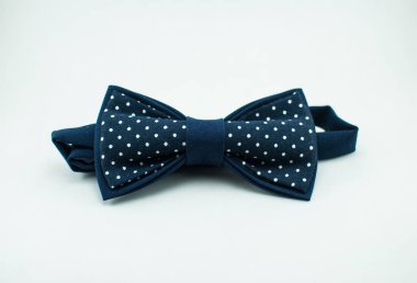 Şık ve iyi tasarlanmış mavi papyon beyaz arka plan üzerinde