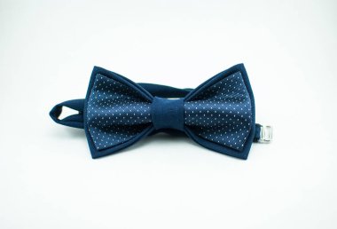 Şık ve iyi tasarlanmış mavi papyon beyaz arka plan üzerinde