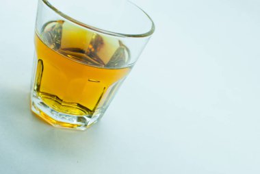 Beyaz zemin üzerine altın viski bardak 
