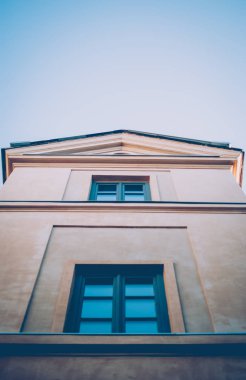 Birinde, Lviv, Ukrayna eski metreküp şehrin orta kısmında sarı Kulesi (çan). Şubat ayında güneşli öğleden sonra. Vintage ve retro mavi filtreler.