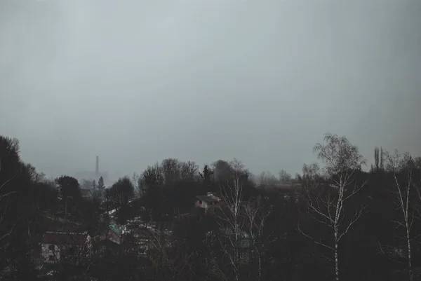Темно Готичний Вид Блідо Сіре Небо Покинуті Будинки Фоні — стокове фото