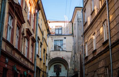 Lviv, Ukrayna sokakta renkli cityscape. Doymuş cepheler evlerin. Çok renkli ampuller. Merdiven mavi gökyüzüne. Kentin tarihi bölümü.