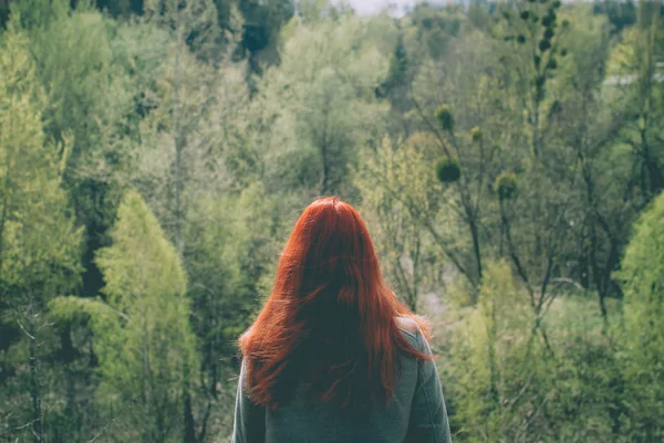 Длинношерстная Рыжая Девушка Сером Пальто Стоящая Краю Холма Перед Лесом — стоковое фото