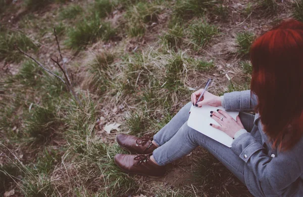 Fille Rousse Assise Sur Herbe Verte Printemps Écrivant Ses Pensées — Photo