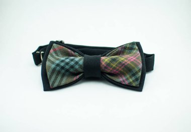 Şık ve iyi tasarlanmış siyah papyon beyaz bir arka plan üzerinde; izole