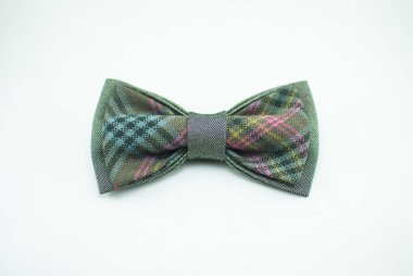 Şık ve iyi tasarlanmış yeşil papyon beyaz bir arka plan üzerinde; izole