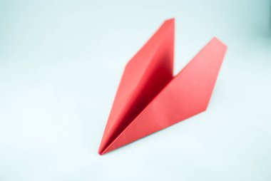 İzole beyaz bir arka plan üzerinde kırmızı kağıt uçak. Konsept (fikir) havayolları, özgürlük, liderlik, başarı ve yaratıcılık