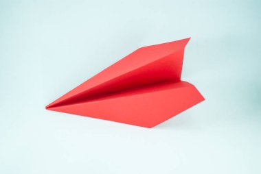 İzole beyaz bir arka plan üzerinde kırmızı kağıt uçak. Konsept (fikir) havayolları, özgürlük, liderlik, başarı ve yaratıcılık