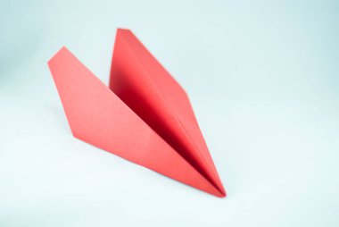 İzole beyaz bir arka plan üzerinde kırmızı kağıt uçak. Konsept (fikir) havayolları, özgürlük, liderlik, başarı ve yaratıcılık