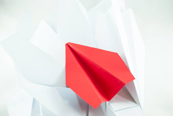 Красный бумажный самолет среди белых на белом фоне, изолированный. Концепция (идея) авиакомпаний, свобода, лидерство, успех и индивидуализм
.