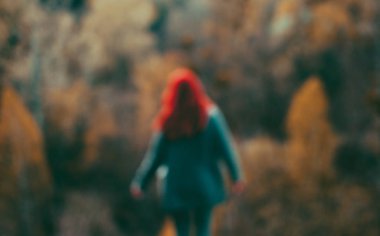 Yeşil dağların üzerinden ayakta ve elleri uyandırmaya bir kızıl saçlı kızın ufuk görüntü bulanık. Konsept (fikir) özgürlük, itfa, bireycilik ve kendini geliştirme. Fikir bir kişinin kendini gerçekleştirme ve parlak futu rüya