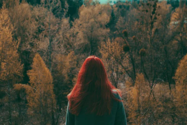 Размытое Размытое Изображение Рыжеволосой Девушки Стоящей Над Зелеными Горами Пытающейся — стоковое фото