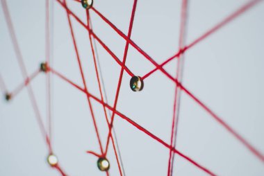 Arka plan. Ağ, sosyal medya, internet, takım çalışması, iletişim soyut soyut kavram (fikir). Raptiye kırmızı iple birbirine bağlı. İzole. Bağlı kuruluşlar.