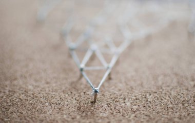 Arka plan. Ağ, sosyal medya, internet, takım çalışması, iletişim soyut soyut kavram (fikir). Çivi iş parçacıkları tarafından birbirine bağlı. İzole. Bağlı kuruluşlar.