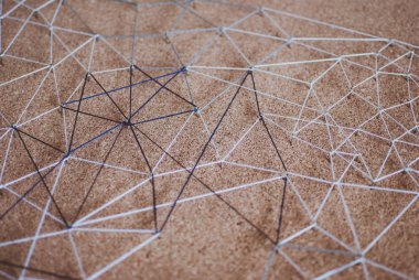 Arka plan. Ağ, sosyal medya, internet, takım çalışması, iletişim soyut soyut kavram (fikir). Çivi iş parçacıkları tarafından birbirine bağlı. İzole. Bağlı kuruluşlar.