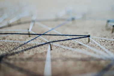 Varlıkları bağlama. Ağ, ağ, sosyal medya, bağlantı, Internet iletişim soyut. Web iş parçacığı üzerinde mantar pano.