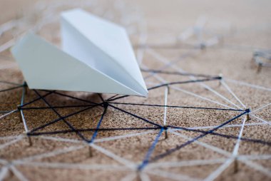 Beyaz kağıt uçağı çivi bağlama konuları ele. Varlıkları bağlı. Soyut kavram (fikir) havayolları, özgürlük, liderlik, iletişim, ağ ve ekip çalışması.