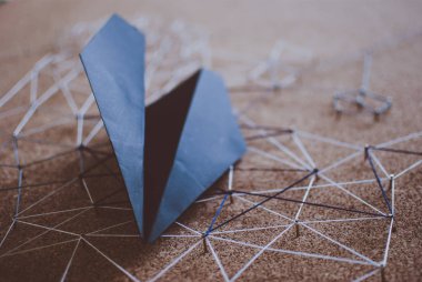 Siyah kağıt uçağı çivi bağlama konuları ele. Varlıkları bağlı. Soyut kavram (fikir) havayolları, özgürlük, liderlik, iletişim, ağ ve ekip çalışması.