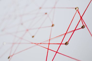 Arka plan. Ağ, sosyal medya, internet, takım çalışması, iletişim soyut soyut kavram (fikir). Raptiye kırmızı iple birbirine bağlı. İzole. Bağlı kuruluşlar.