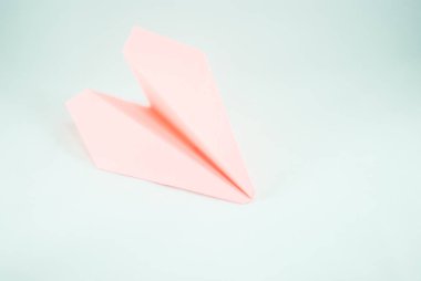 İzole beyaz bir arka plan üzerinde pembe (şeftali) kağıt uçak. Konsept (fikir) havayolları, özgürlük, liderlik, başarı ve yaratıcılık. Yakın çekim