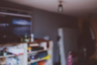 Bir garaj duvar raf ve çeşitli öğeleri ile ufuk arka plan bulanık