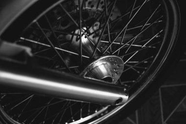 Closeup helikopter tekerlek krom fren pabuçları ve tekerlek teli